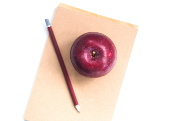 苹果，铅笔和笔记本在孤立的白色背景图片下载