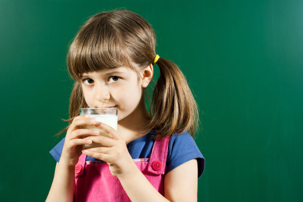 小女孩拿着一杯牛奶图片下载