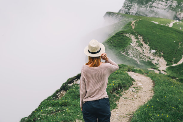 山里的旅行者或徒步旅行者图片下载