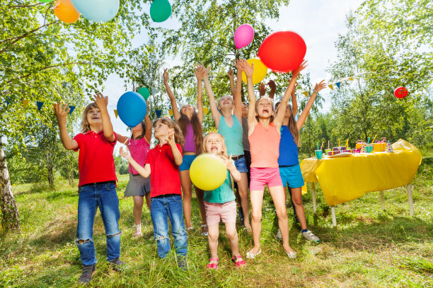 快乐的孩子们在外面玩五颜六色的气球图片下载