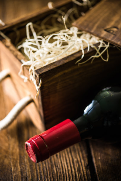 红酒瓶和木箱图片下载