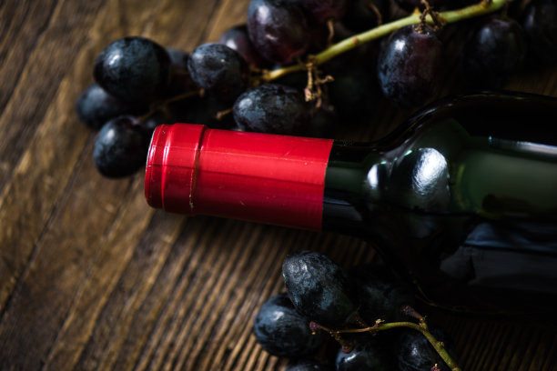 木桌上放着一个红酒瓶子图片下载