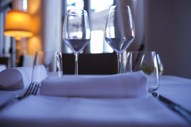 杯子放在桌子上图片下载