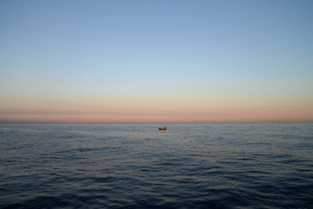 带着小船出海图片下载