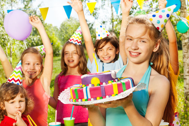 微笑的年轻女孩拿着生日蛋糕的肖像素材图片