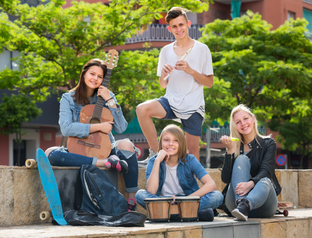 青少年在户外演奏音乐图片下载