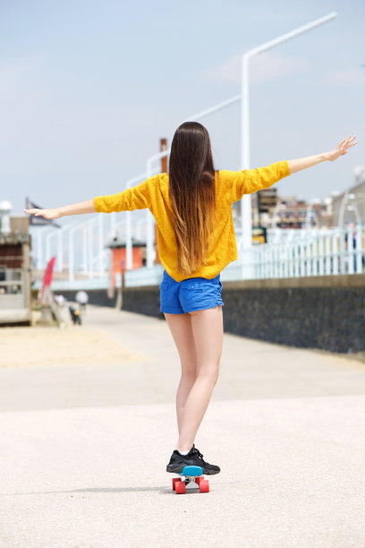 在外面用滑板保持平衡的女人图片下载