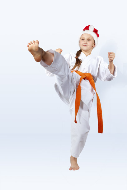 戴着圣诞老人帽子的女孩来了一拳图片下载