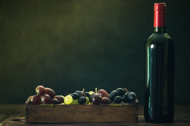 传统酒窖中的红酒酒瓶图片下载