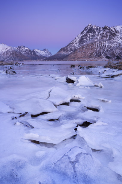 冬天，挪威罗弗敦海湾上的山脉图片下载
