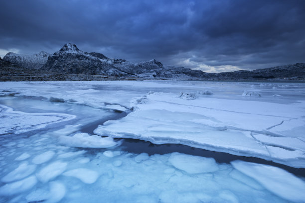 挪威北部罗弗敦的冰冻峡湾图片下载