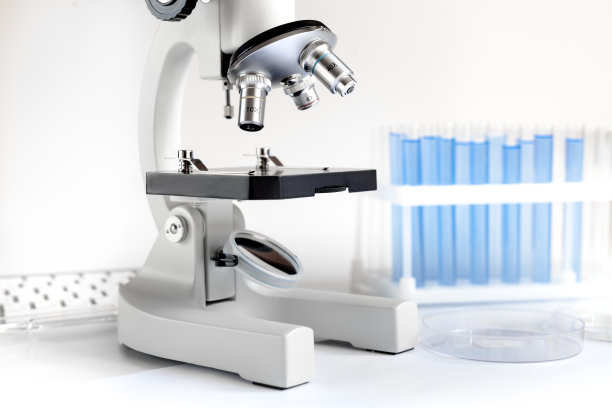 实验室里的显微镜和试管图片下载