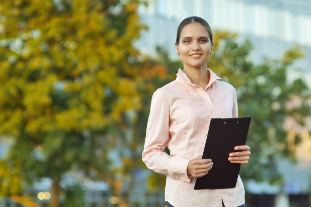 黑色文件夹的女商人图片下载
