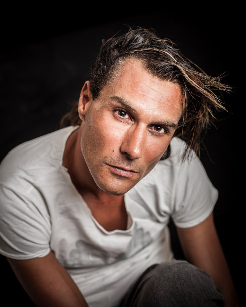 一个自信男人的肖像，特写图片下载