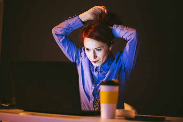 晚上工作的忙碌女人图片下载