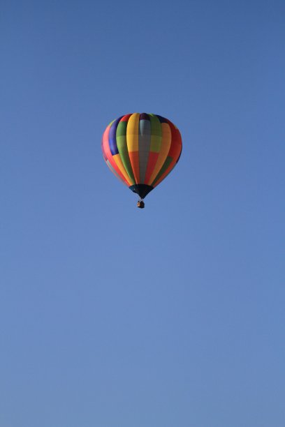 飞行中的彩色热气球-遥远图片下载