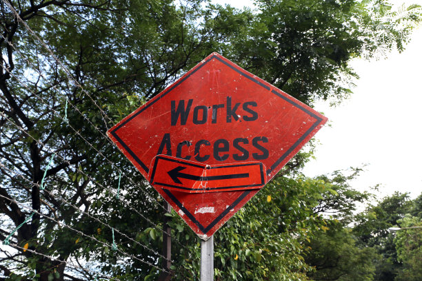 红色工程门禁板图片下载