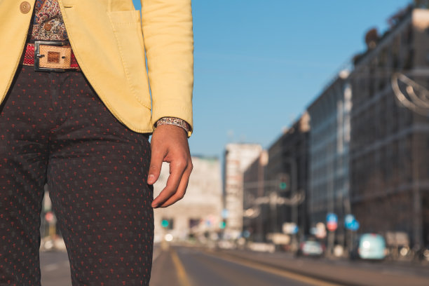 一个印度英俊男子在城市背景下的细节图片下载