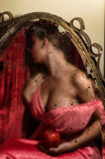 美丽的年轻女子在一个豪华的经典内饰。图片下载