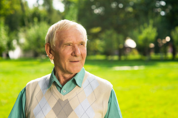 男人看向一边。图片下载