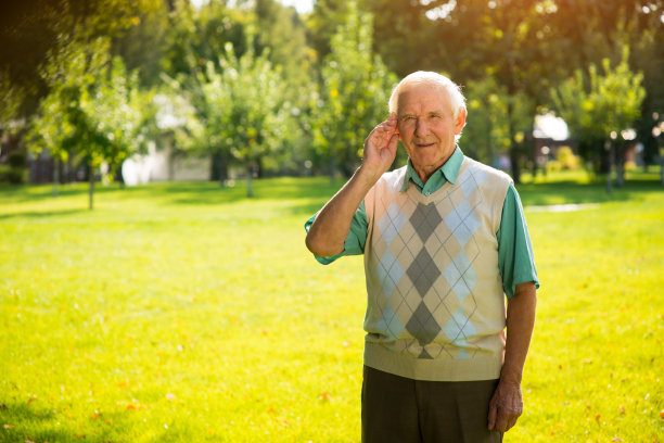 老人在摸他的太阳穴。图片下载
