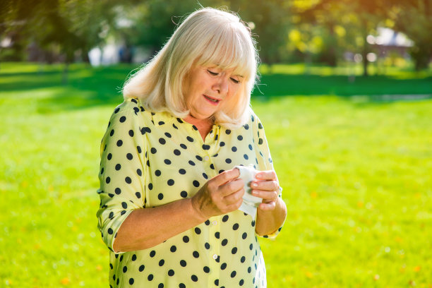 带着手帕的悲伤女人。图片下载