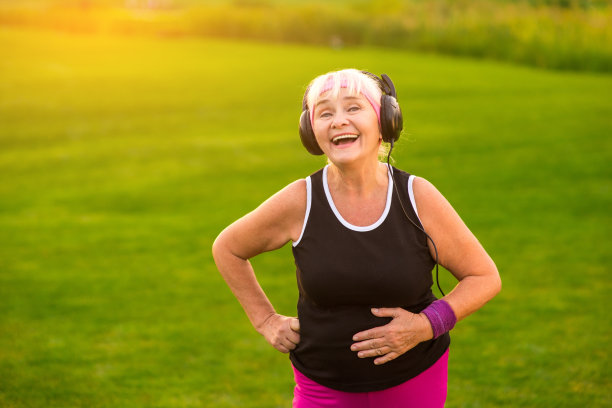 戴耳机的老太太。图片下载
