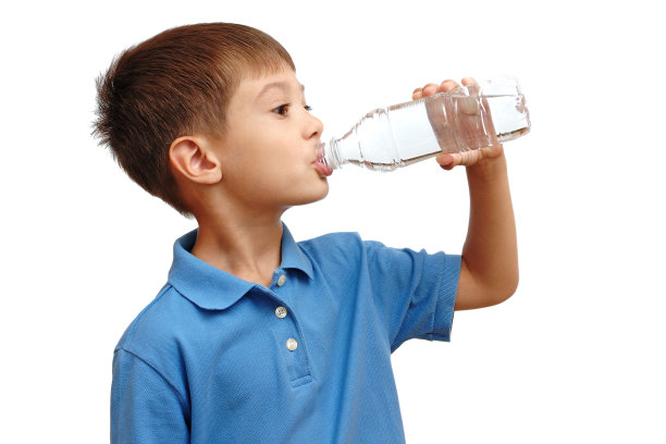 男孩喝的水从瓶子孤立的白色背景图片下载