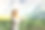 年轻女子在大自然中写生图片下载