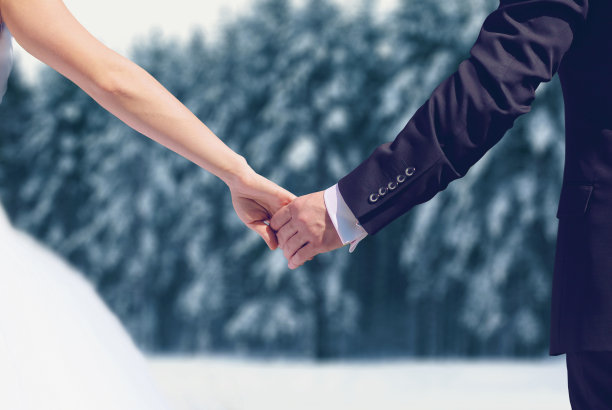 在冬季牵手的婚礼夫妇素材图片
