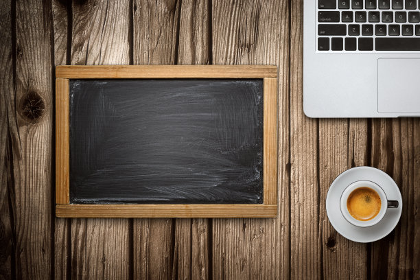 木制背景上的笔记本电脑、黑板和咖啡杯图片下载