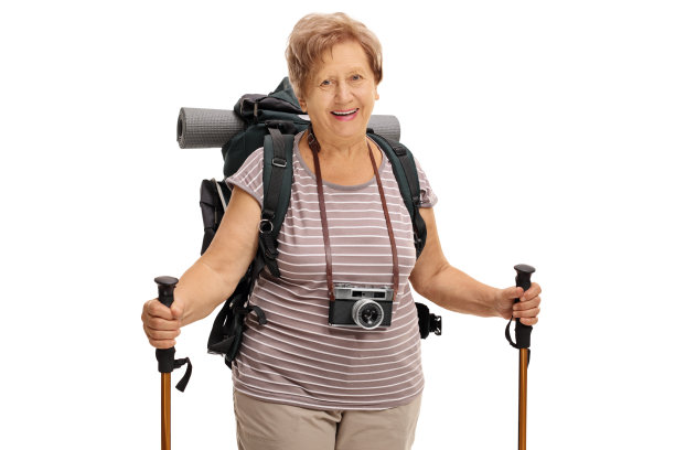 快乐的老年女徒步旅行者看着镜头图片下载