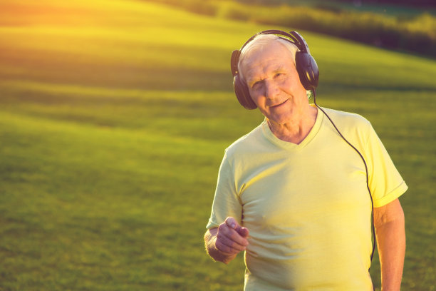 戴着耳机的老人。图片下载