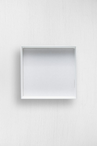 白色的桌子上有一个白色的盒子图片下载