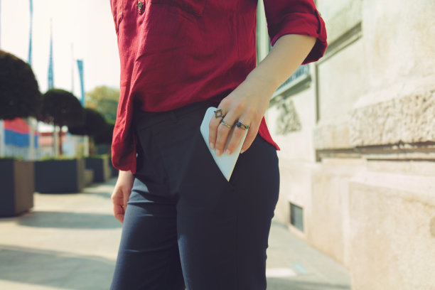 在户外使用手机的女人。图片下载