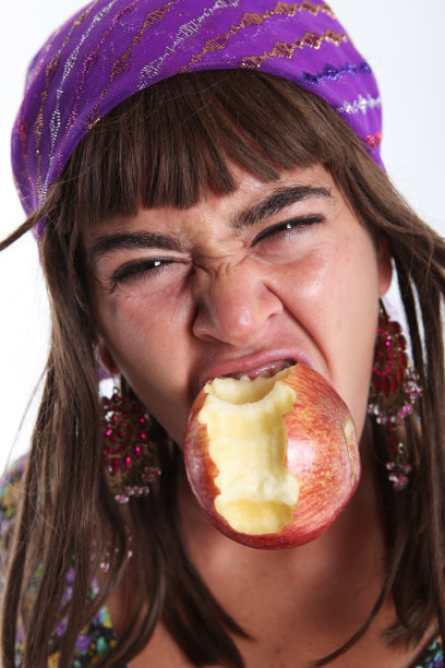 吃苹果的吉普赛女孩图片下载