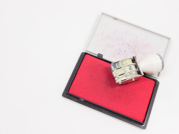 签名橡胶印章与红墨水在白色背景图片下载