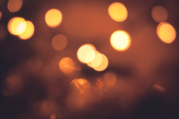 温暖的散景与闪烁的橙色圣诞灯图片下载