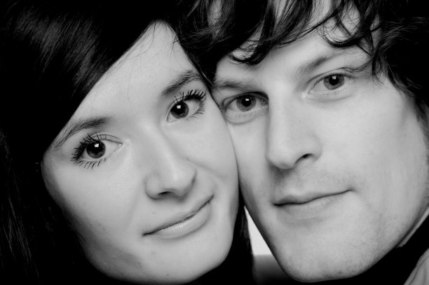 一对年轻情侣的大头照图片下载