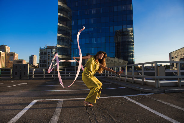 带着丝带的体操女孩图片下载