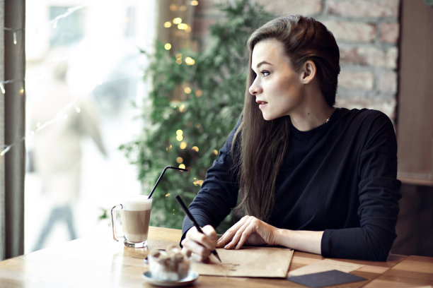 一个在餐馆工作的年轻白人女人。经营理念图片下载