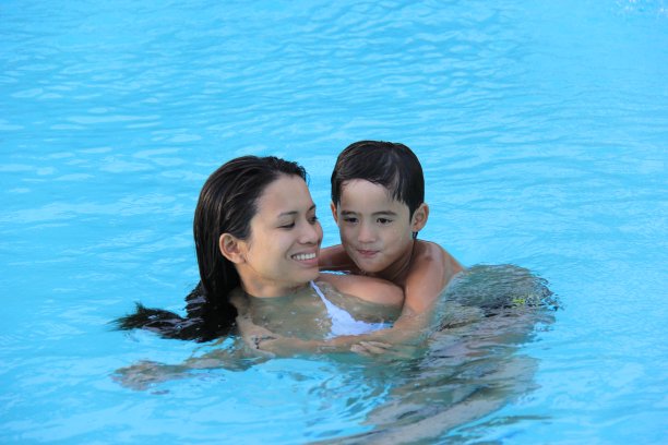 母亲和儿子喜欢在游泳池游泳图片下载