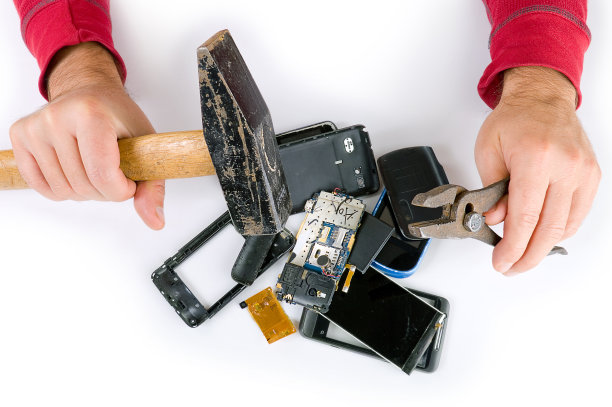 修理手机的男人图片下载