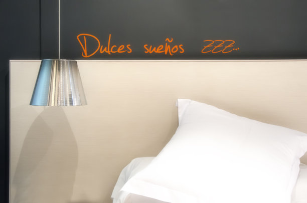 房间里睡觉。柔焦照片图片下载