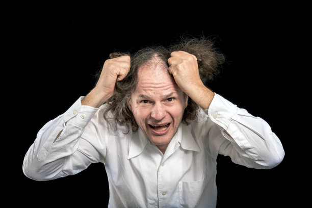 撕扯头发的男人图片下载