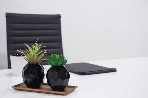 办公桌椅隔离在白色上图片下载