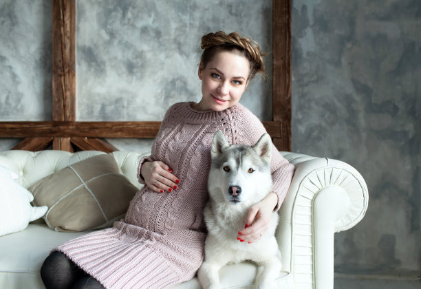 年轻美丽的孕妇和沙哑图片下载