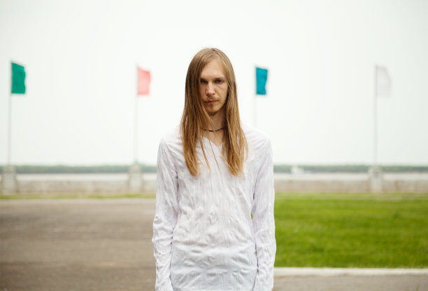 年轻的长发男子严肃地盯着你图片下载