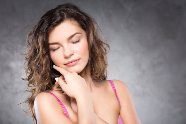 闭着眼睛爱幻想的女人图片下载