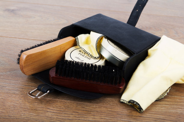 木地板上的鞋油抛光设备图片下载